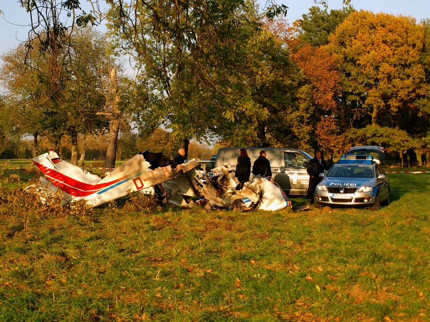 Kleinflugzeug abgestuerzt Sankt Augustin Meindorf P175.JPG